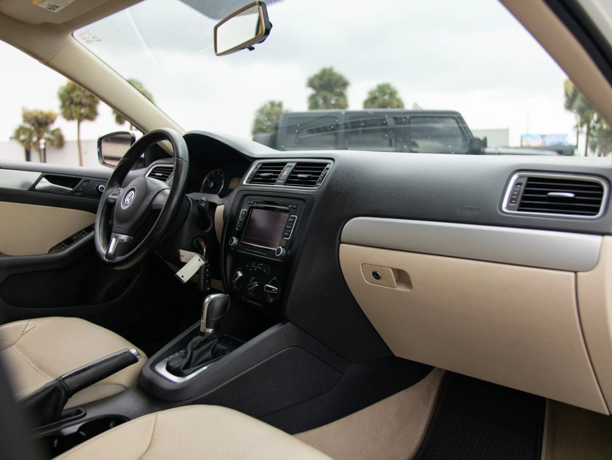 Used 2013 Volkswagen Jetta SE FWD image 22