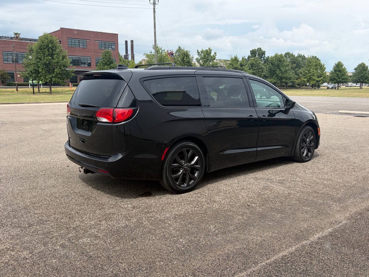 Used 2018 Chrysler Pacifica Touring-L w/ Premium Audio Group FWD image 5