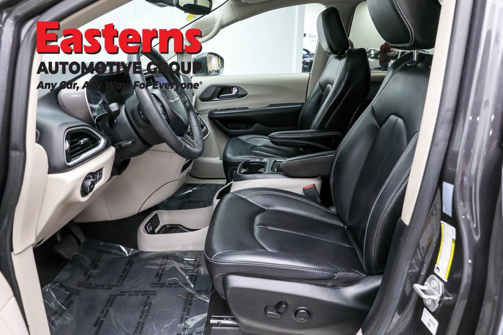 Used 2023 Chrysler Pacifica Touring-L image 14