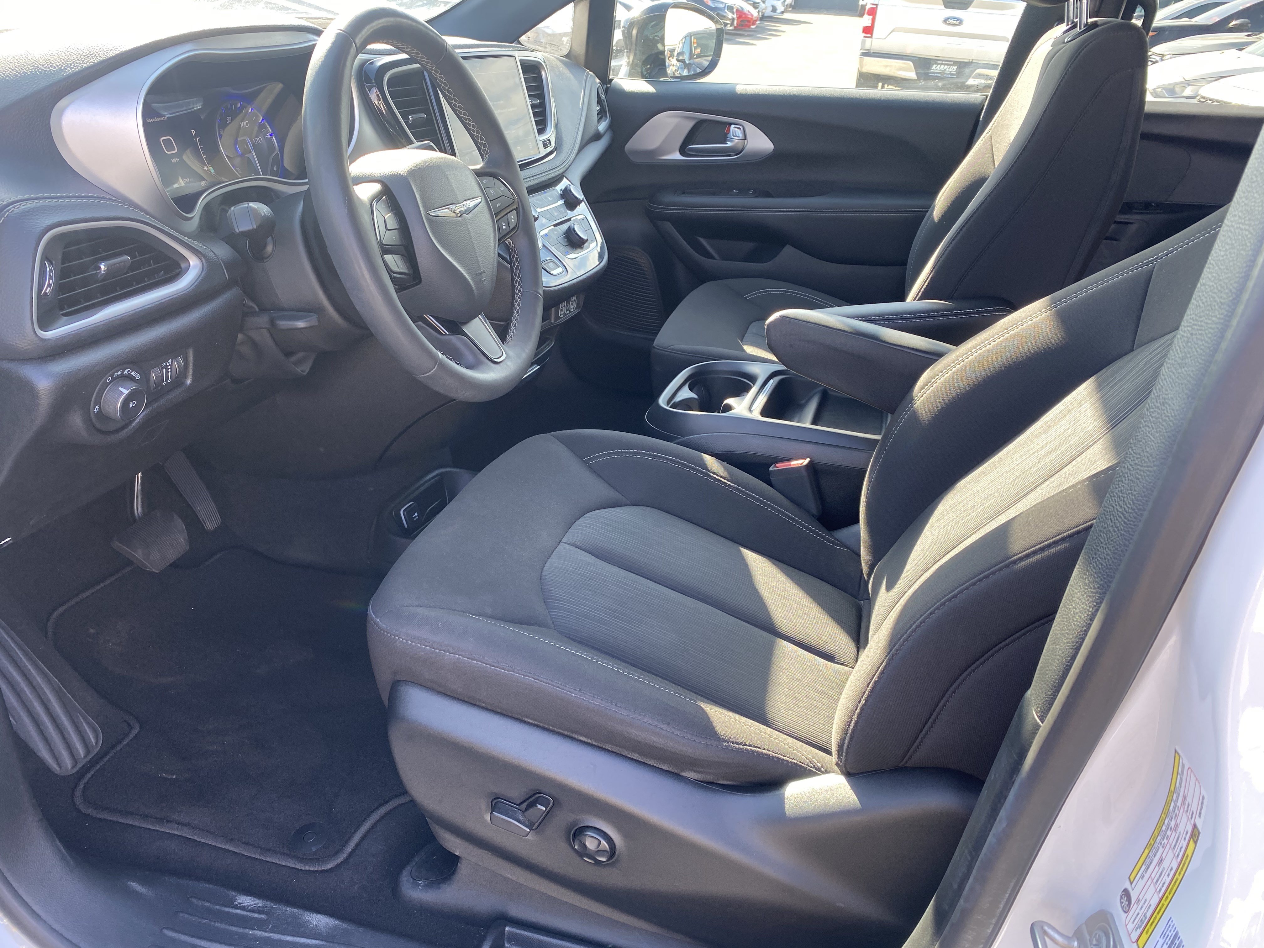 Used 2024 Chrysler Pacifica Touring FWD image 14