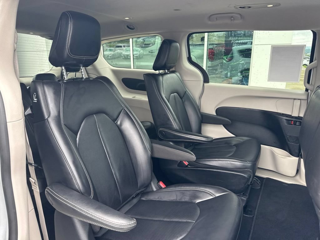 Used 2023 Chrysler Pacifica Touring-L FWD image 22