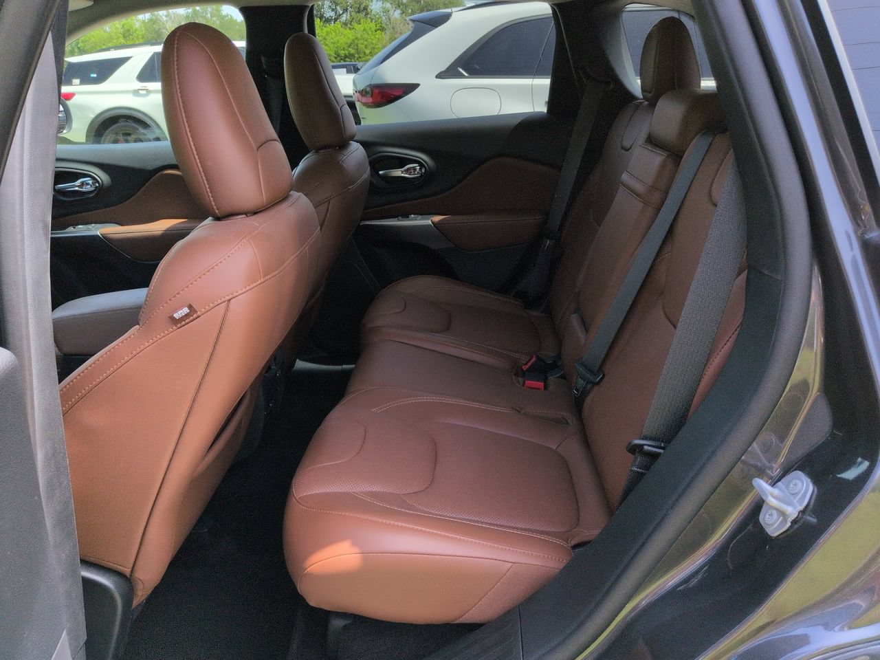 Used 2019 Jeep Cherokee Overland w/ Technology Group FWD image 14