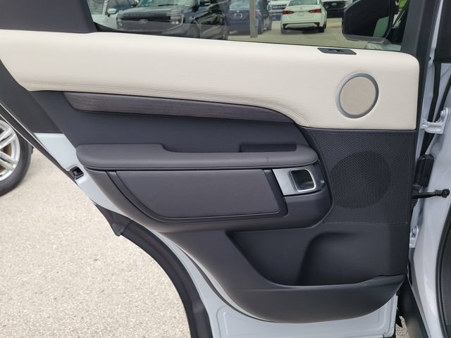 Used 2023 Land Rover Discovery Metropolitan Edition AWD/4WD image 14