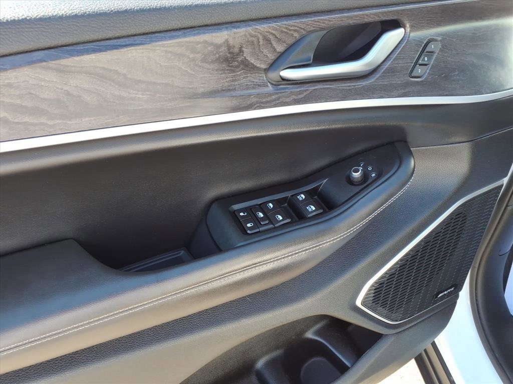 Used 2023 Jeep Grand Cherokee Limited w/ Black Appearance Package image 12