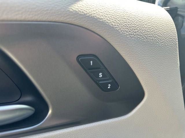 Used 2022 Chrysler Pacifica Touring-L w/ Uconnect Theater Family Group image 33