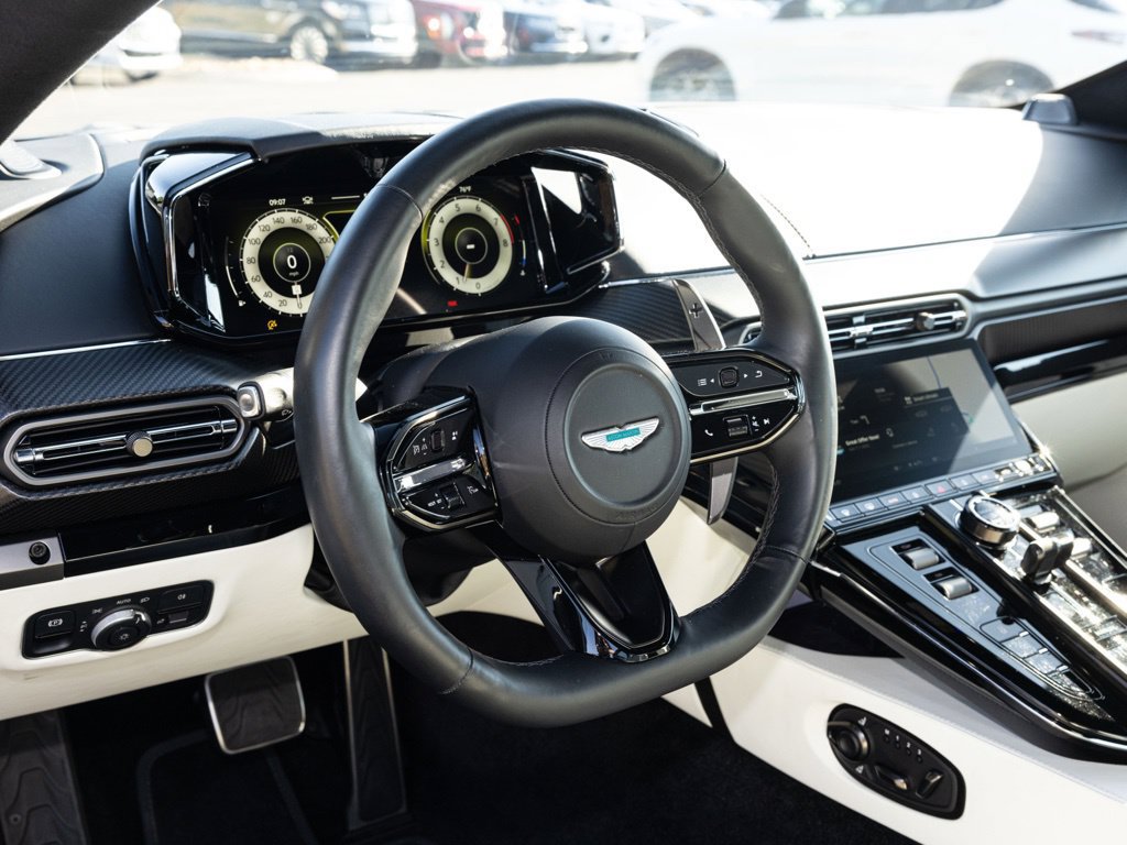 Used 2025 Aston Martin V8 Vantage Coupe RWD image 24