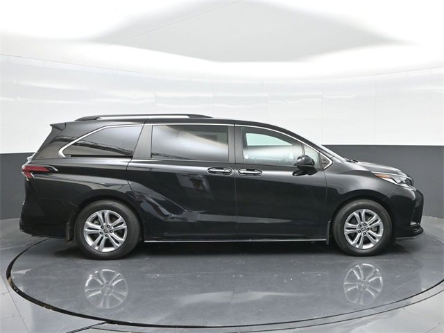 Used 2022 Toyota Sienna XSE image 4