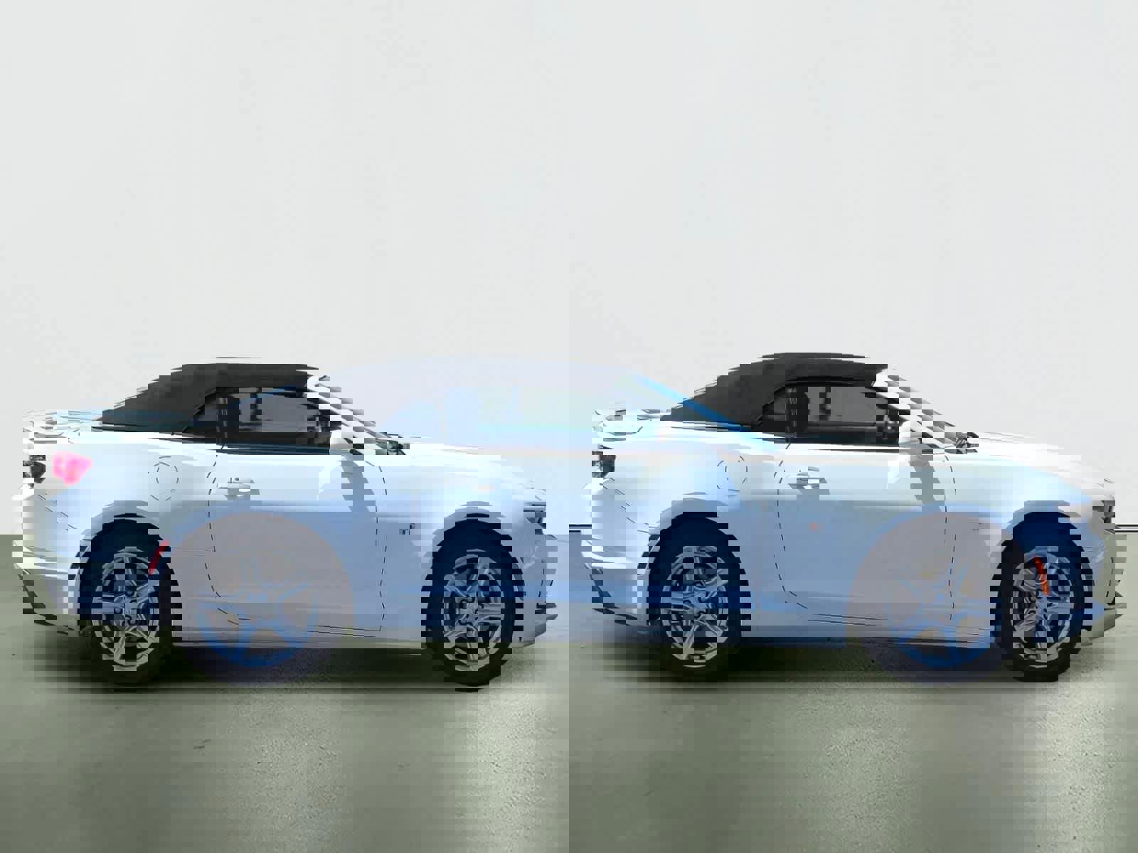 Used 2023 Chevrolet Camaro LT RWD image 8