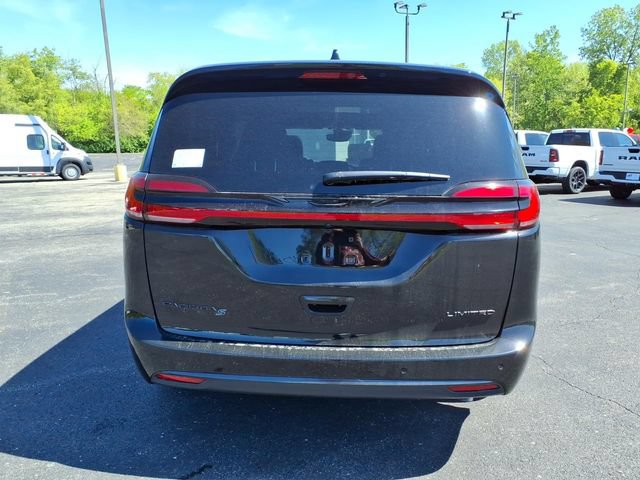 New 2027 Chrysler Pacifica Limited FWD image 6