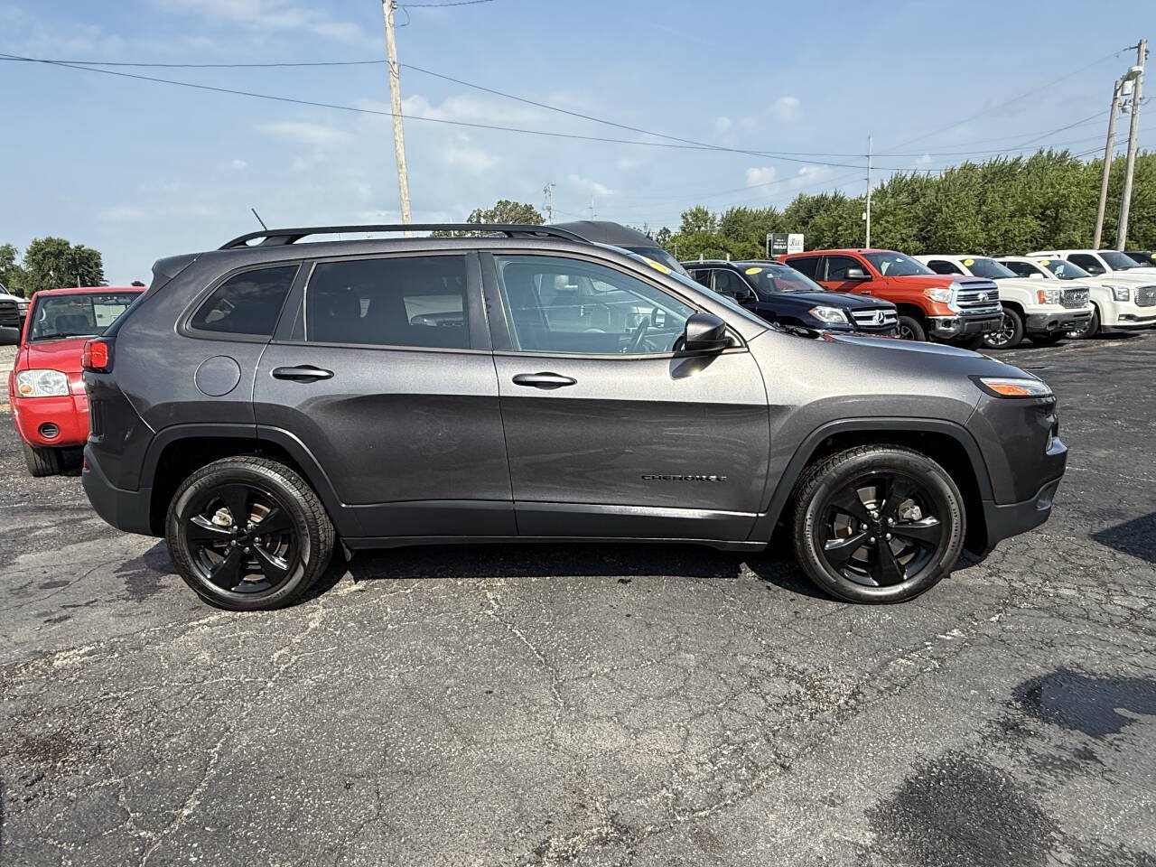 Used 2018 Jeep Cherokee Latitude w/ Altitude Package FWD image 6