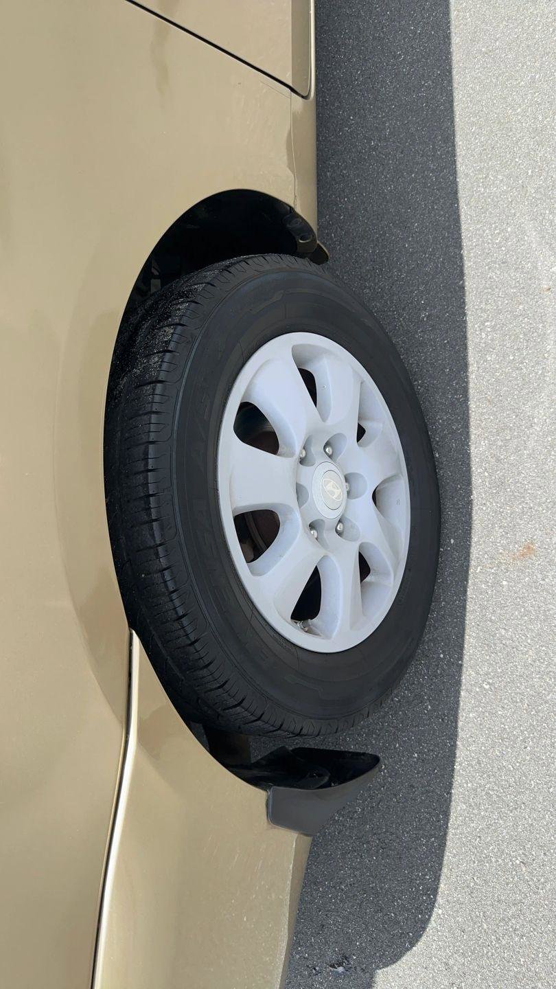 Used 2007 Hyundai Entourage GLS FWD image 11