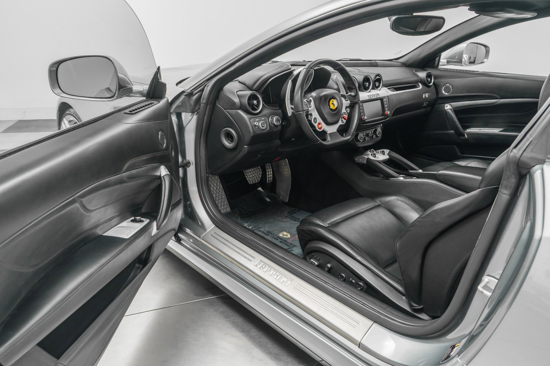 Used 2015 Ferrari FF image 23