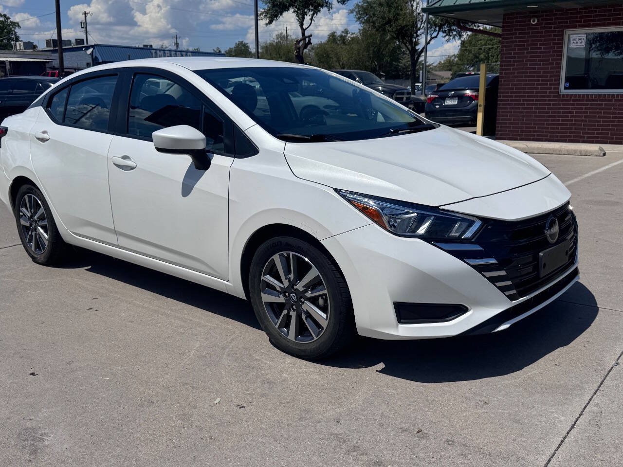 Used 2023 Nissan Versa SV FWD image 3
