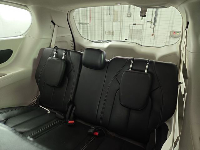 Used 2023 Chrysler Pacifica Touring-L image 17