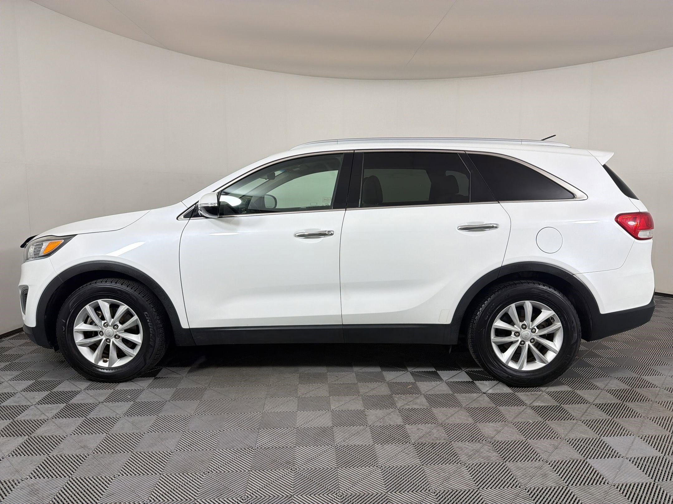 Used 2016 Kia Sorento LX FWD image 2