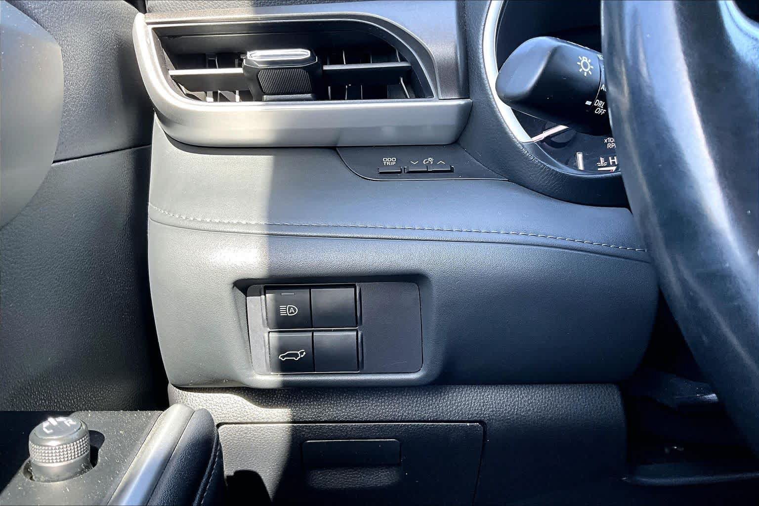 Certified 2021 Toyota Highlander XLE FWD image 34