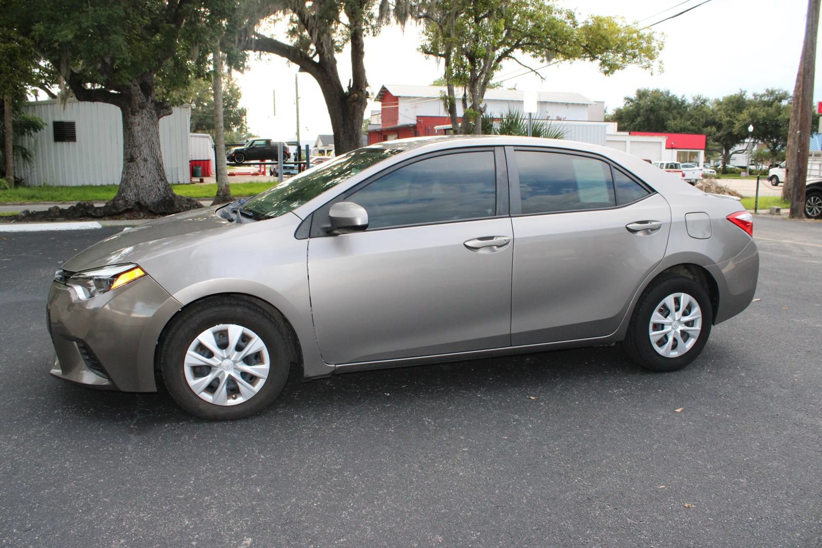 Used 2016 Toyota Corolla LE FWD image 3