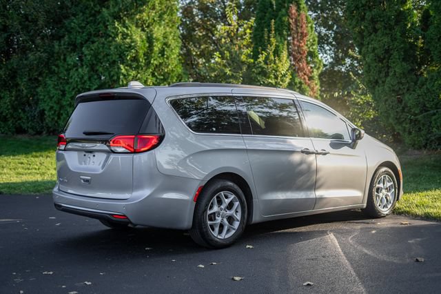 Used 2019 Chrysler Pacifica Touring Plus w/ Tire & Wheel Group FWD image 5