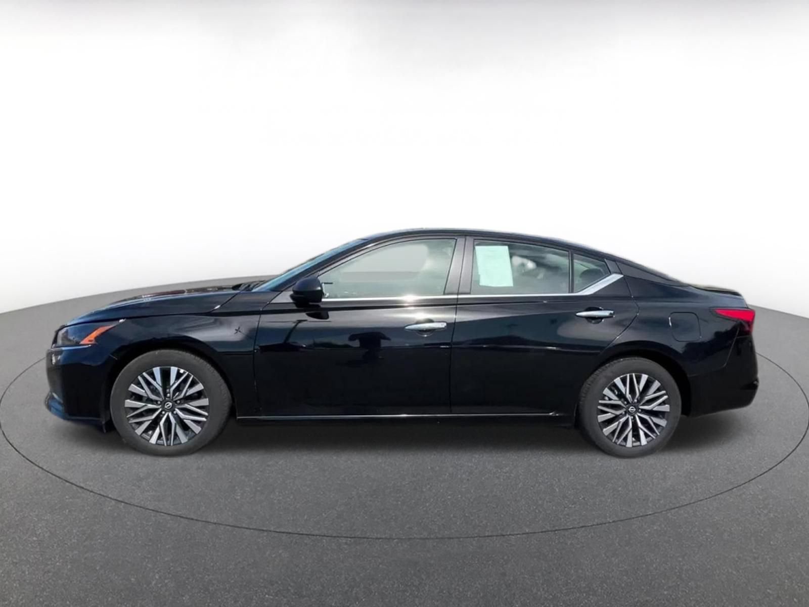 Used 2025 Nissan Altima 2.5 SV FWD image 7
