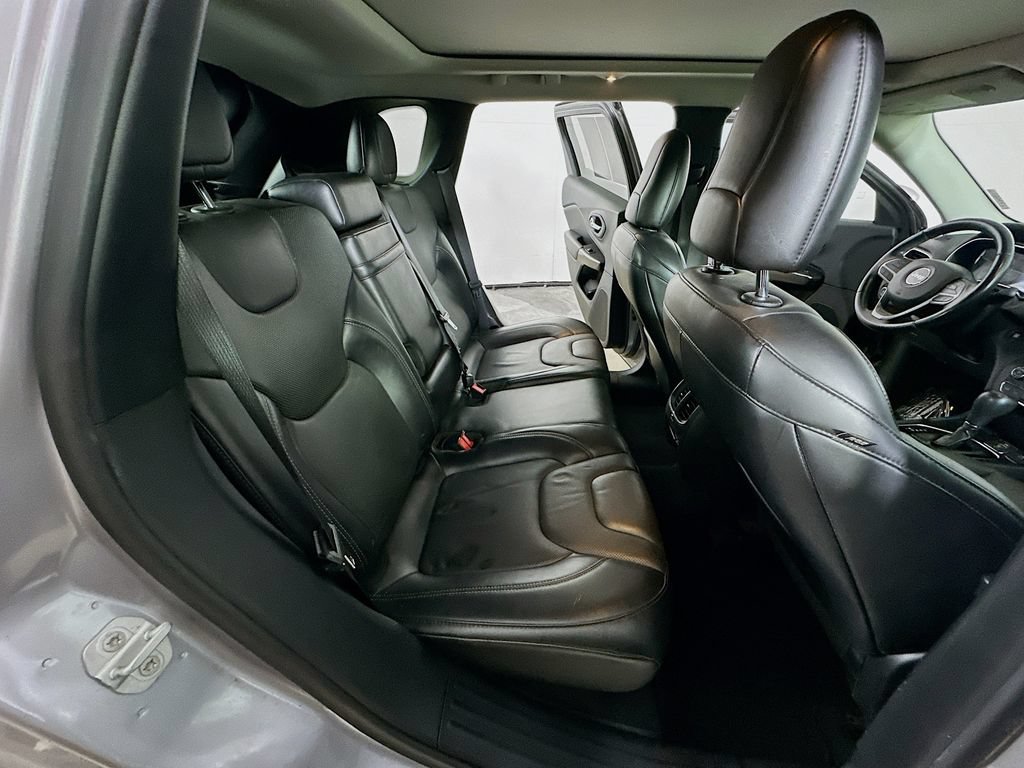 Used 2019 Jeep Cherokee Limited FWD image 11