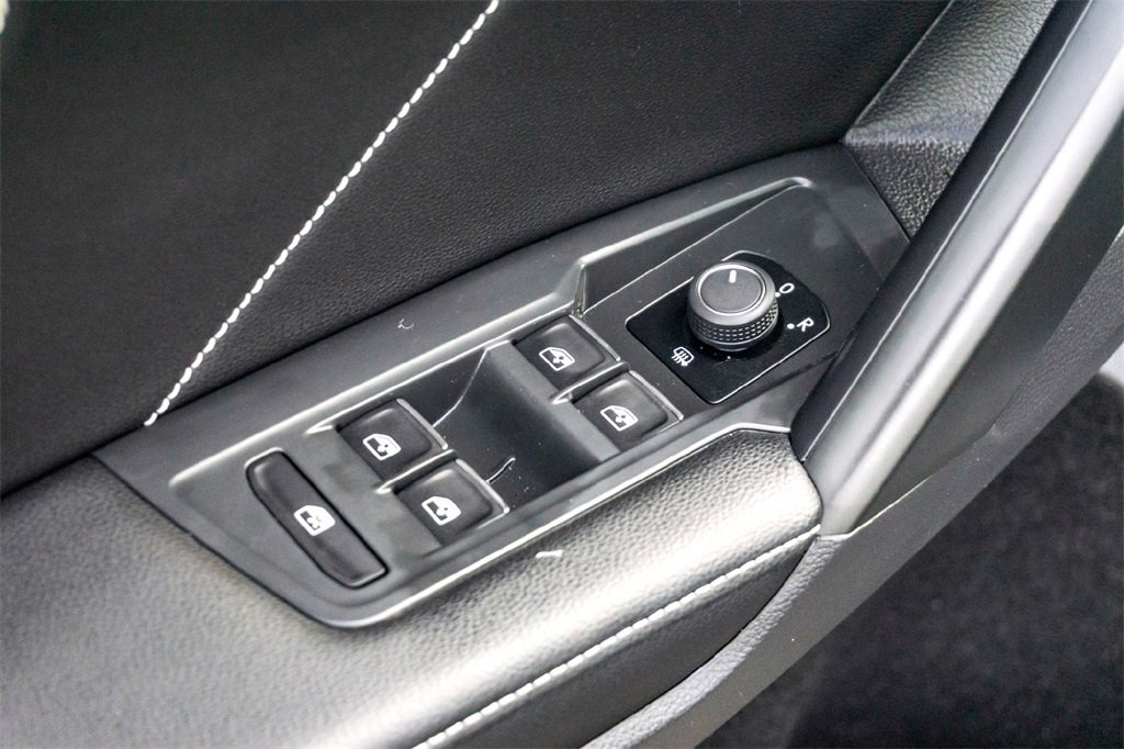 Used 2012 Jeep Grand Cherokee Laredo w/ Laredo E Group image 11