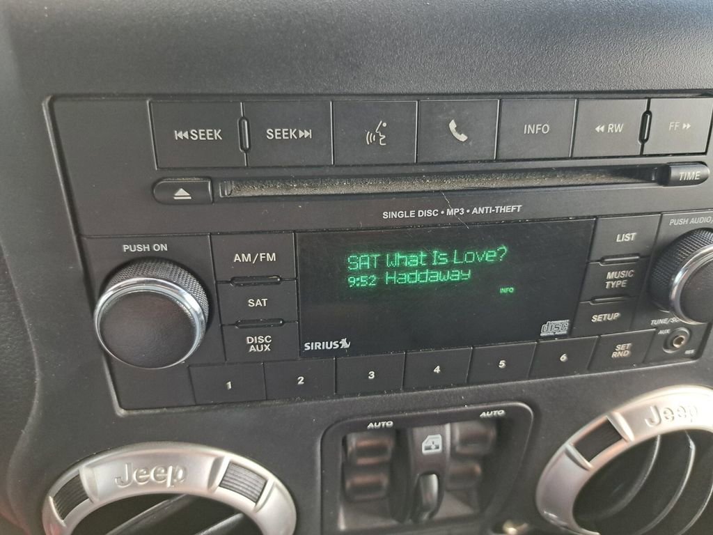 Used 2016 Jeep Wrangler Unlimited Sahara w/ Connectivity Group image 10