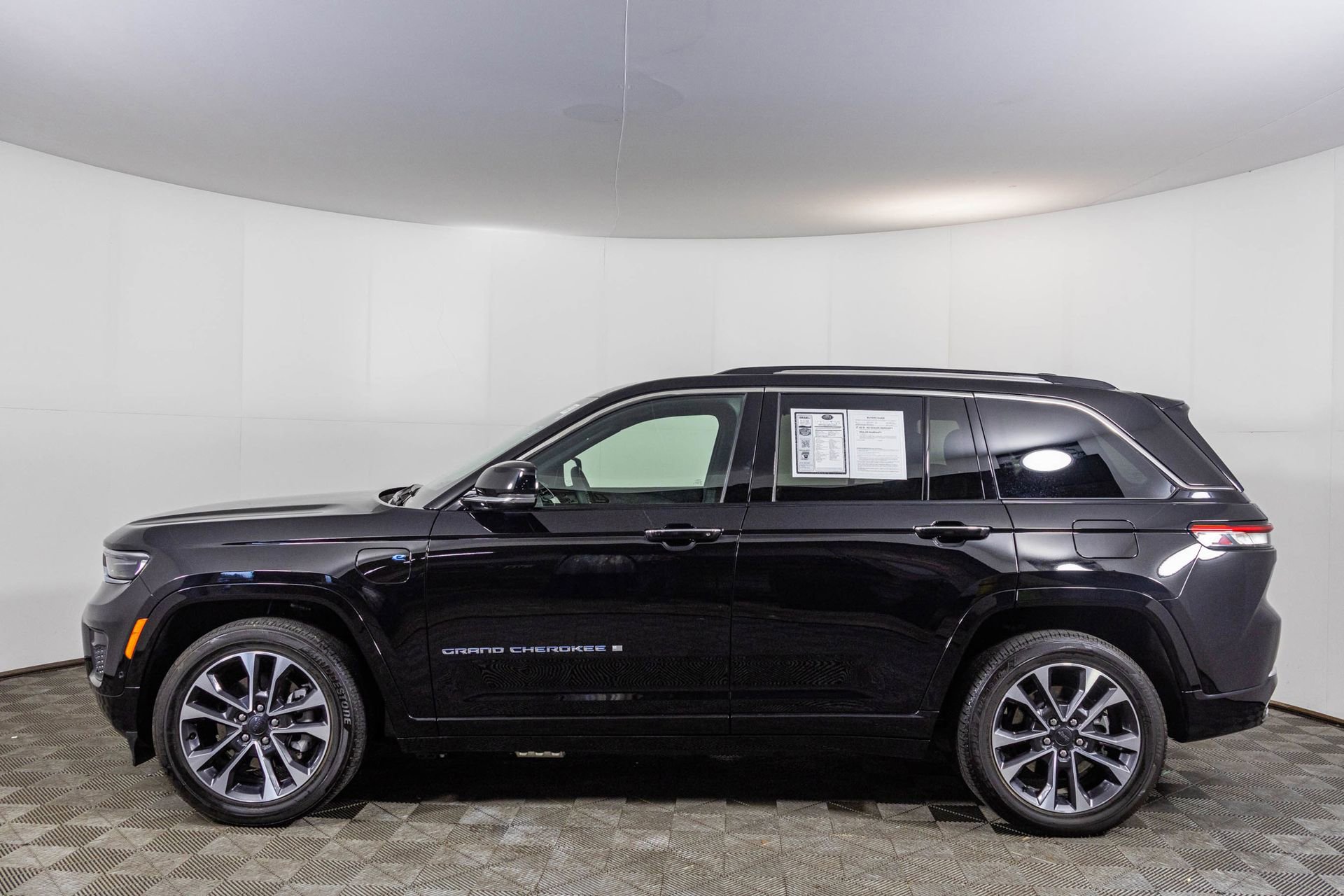 Used 2024 Jeep Grand Cherokee Overland w/ Luxury Tech Group IV image 24