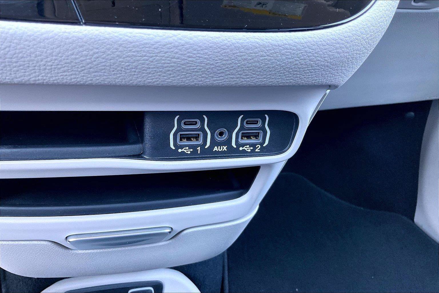 Used 2021 Chrysler Pacifica Touring w/ Cold Weather Group FWD image 30