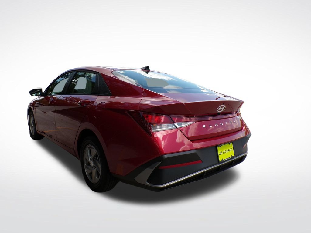 Certified 2025 Hyundai Elantra SE FWD image 3
