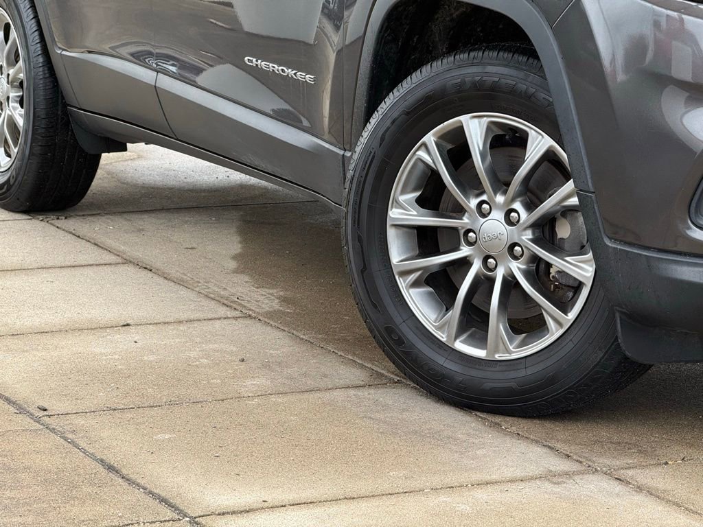 Used 2019 Jeep Cherokee Latitude Plus w/ Cold Weather Group image 10