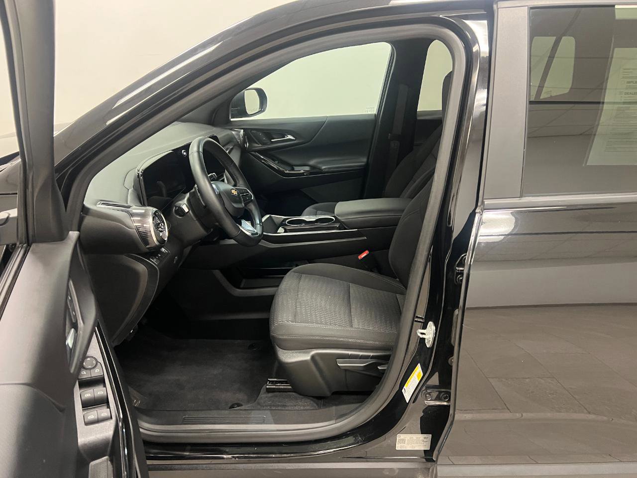 Used 2025 Chevrolet Equinox LT FWD image 23