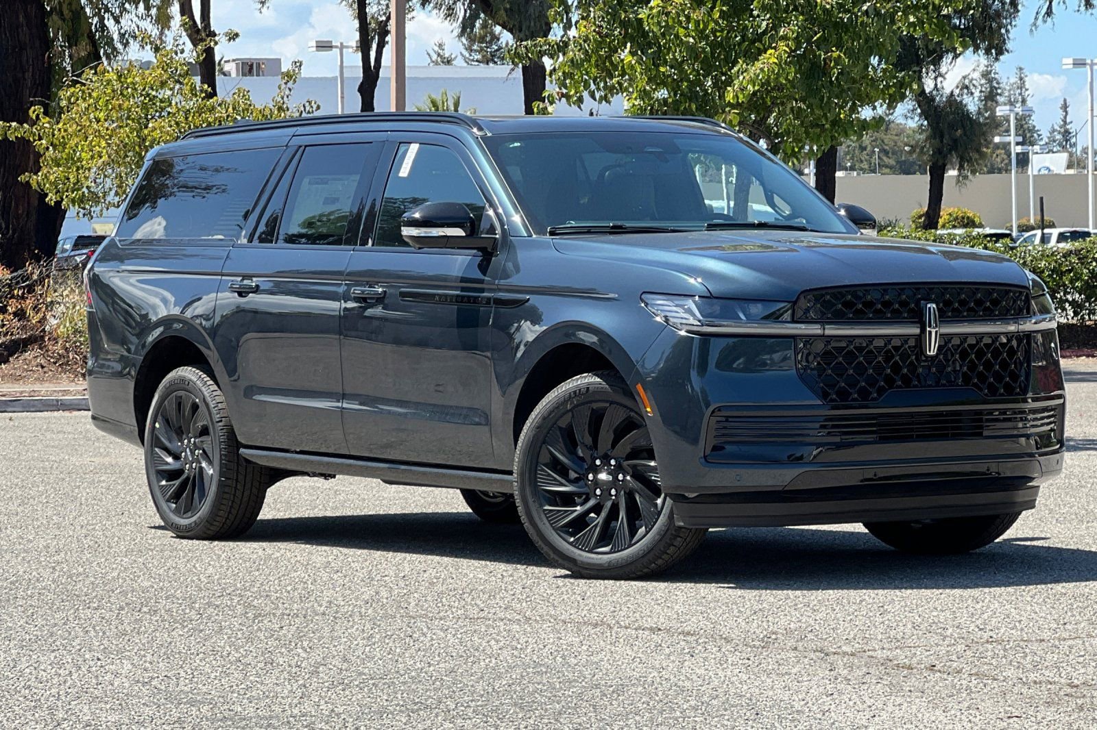 New 2026 Lincoln Navigator L Reserve w/ Jet Appearance Package AWD/4WD image 2