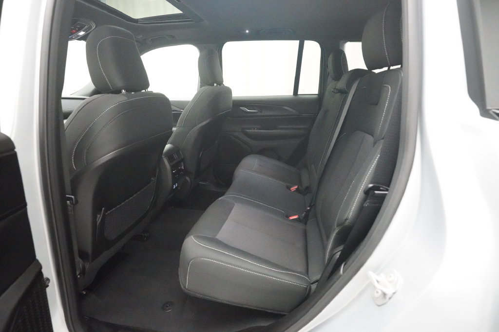 Used 2025 Jeep Grand Cherokee Laredo X w/ Luxury Tech Group I AWD/4WD image 16