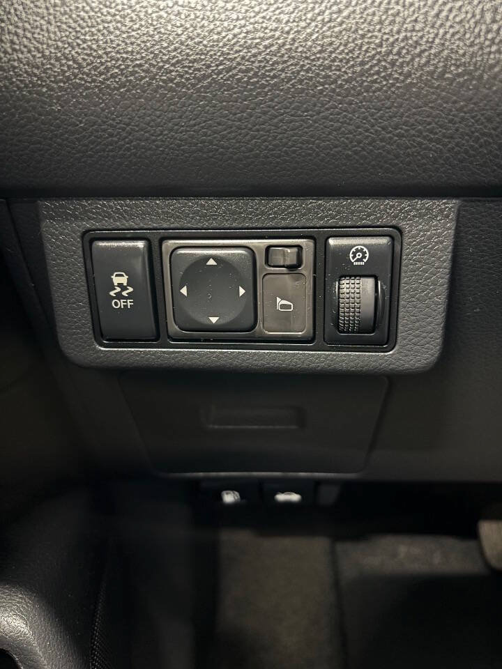 Used 2011 Nissan Versa Hatchback w/ Premium Pkg FWD image 23