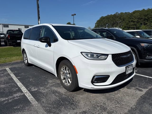Used 2024 Chrysler Pacifica Touring-L image 2
