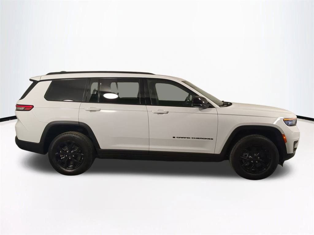 Used 2024 Jeep Grand Cherokee L Laredo image 4