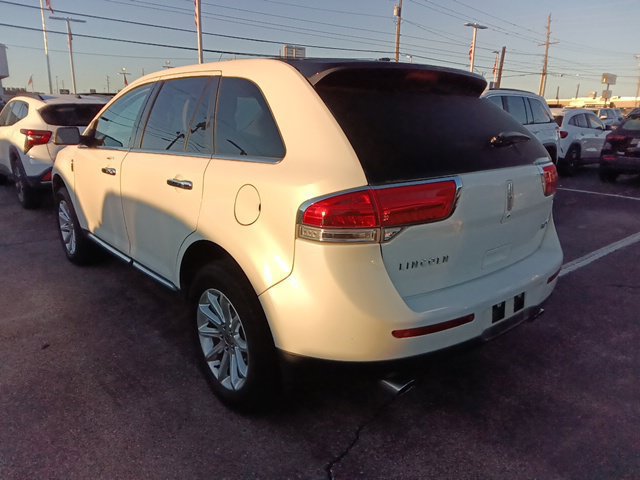 Used 2013 Lincoln MKX FWD image 3