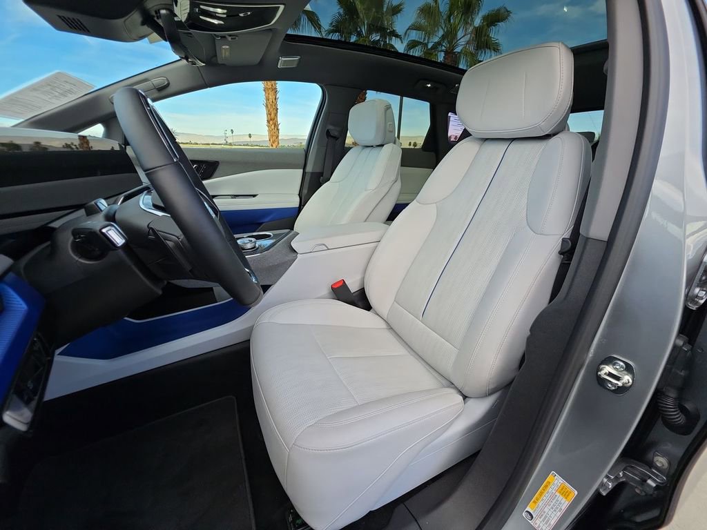 Used 2025 Cadillac Optiq Luxury 2 image 20