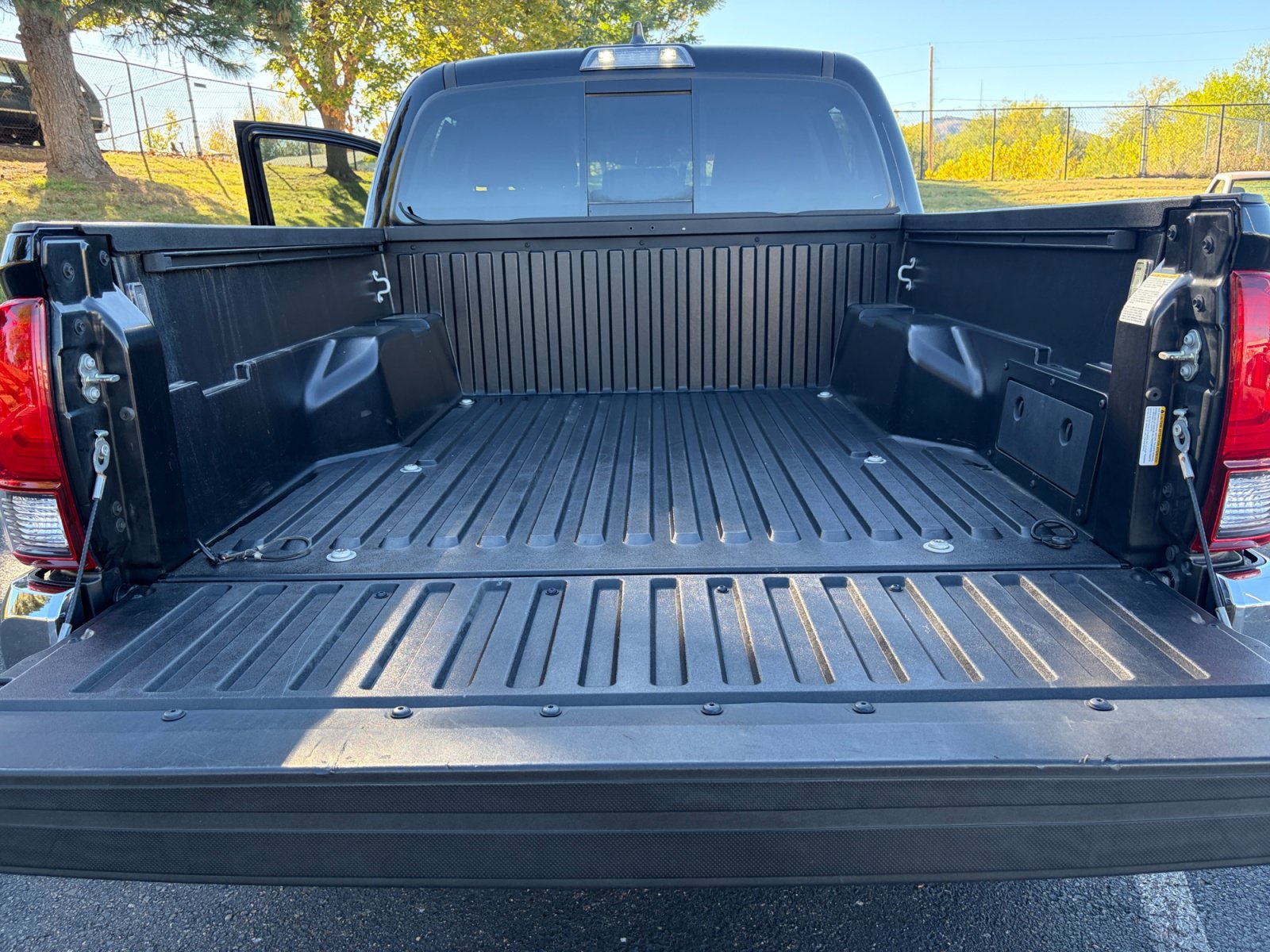 Used 2020 Toyota Tacoma SR5 AWD/4WD image 32
