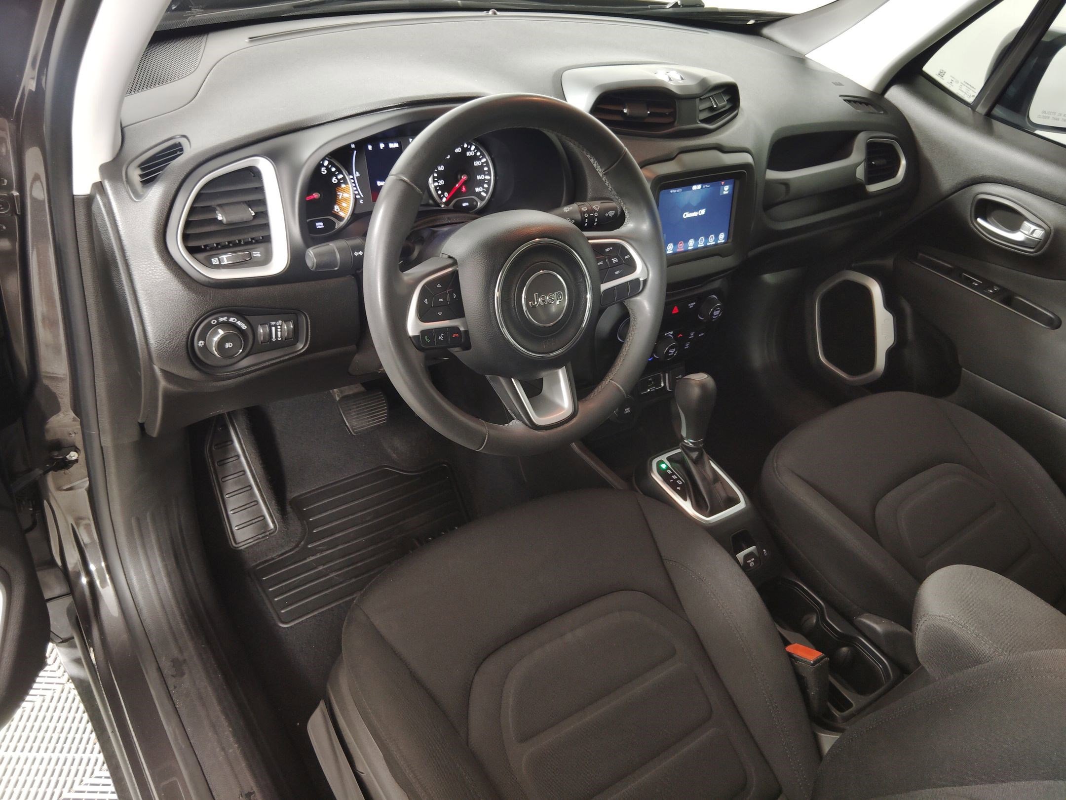 Used 2020 Jeep Renegade Latitude image 4