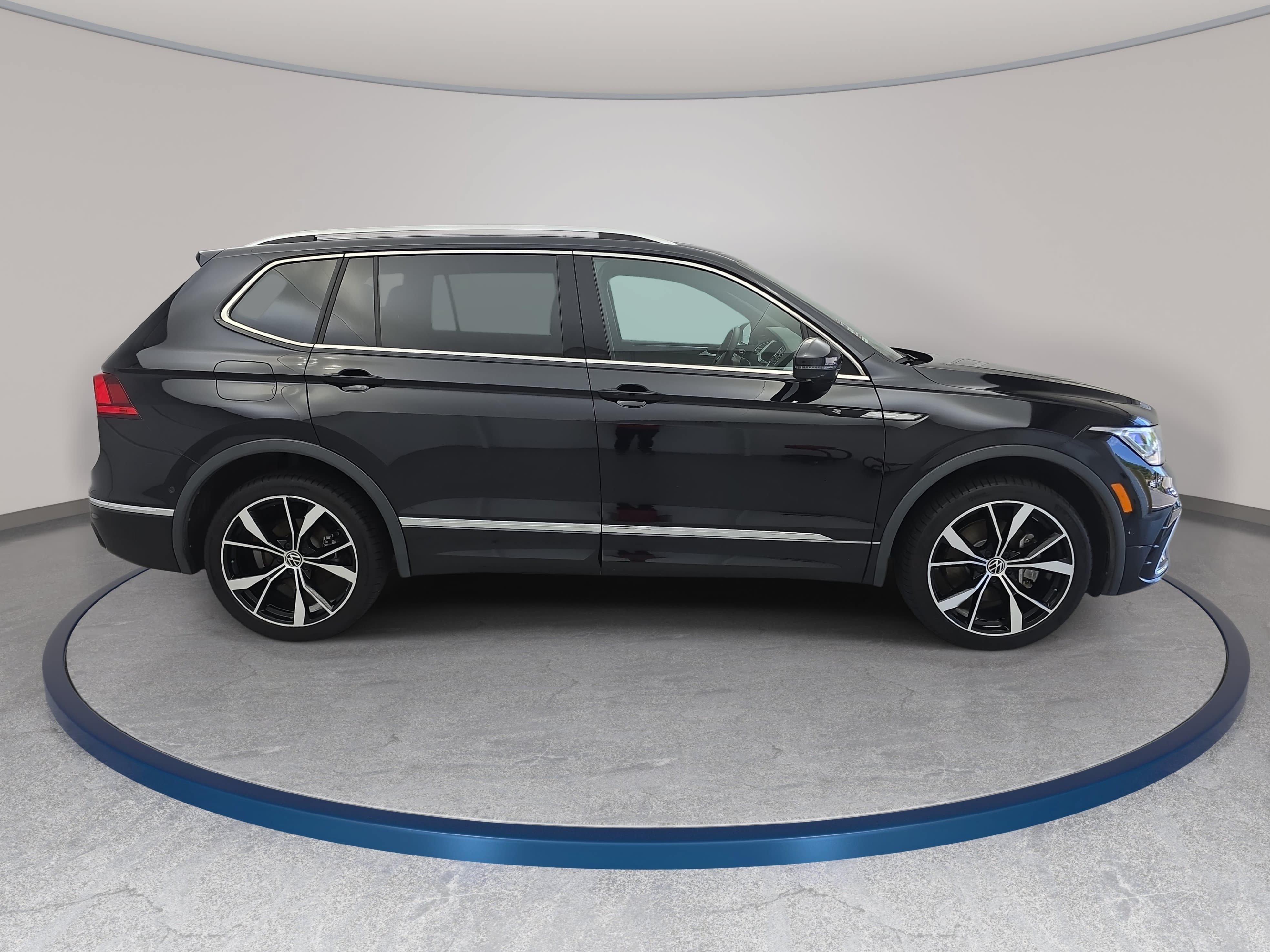 Certified 2023 Volkswagen Tiguan SEL R-Line AWD/4WD image 4