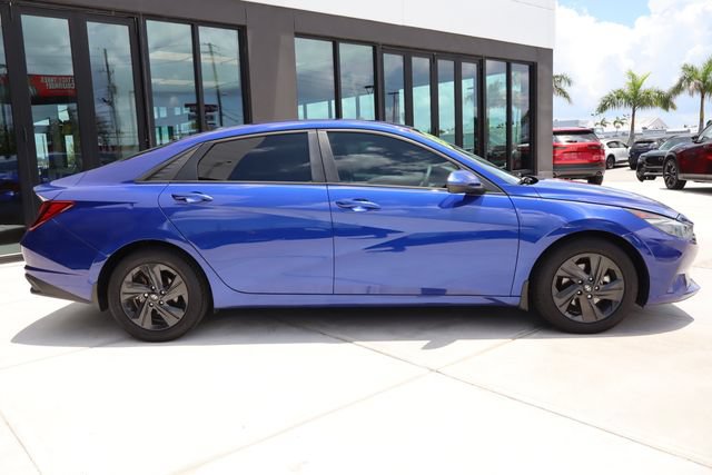 Used 2022 Hyundai Elantra SEL w/ Convenience Package FWD image 2