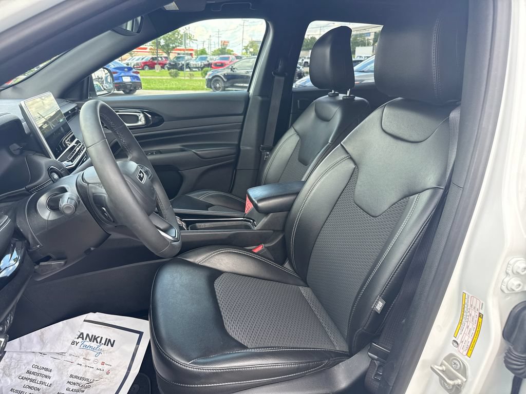 Used 2023 Jeep Compass Latitude w/ Sun and Sound Group AWD/4WD image 15
