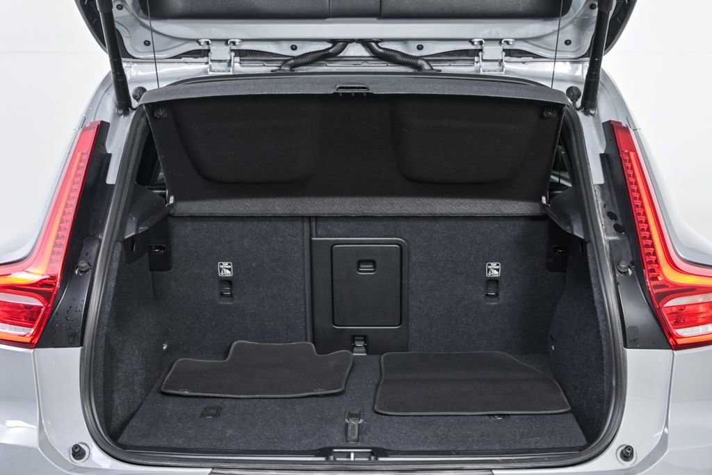 Certified 2025 Volvo XC40 B5 Plus image 31