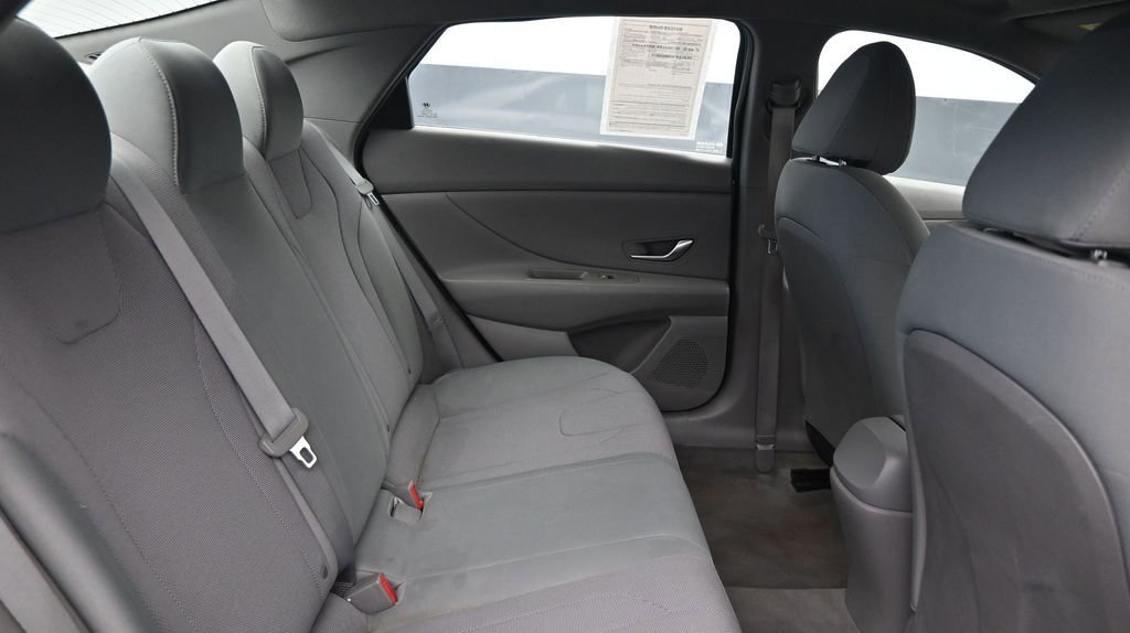Used 2021 Hyundai Elantra SE FWD image 13