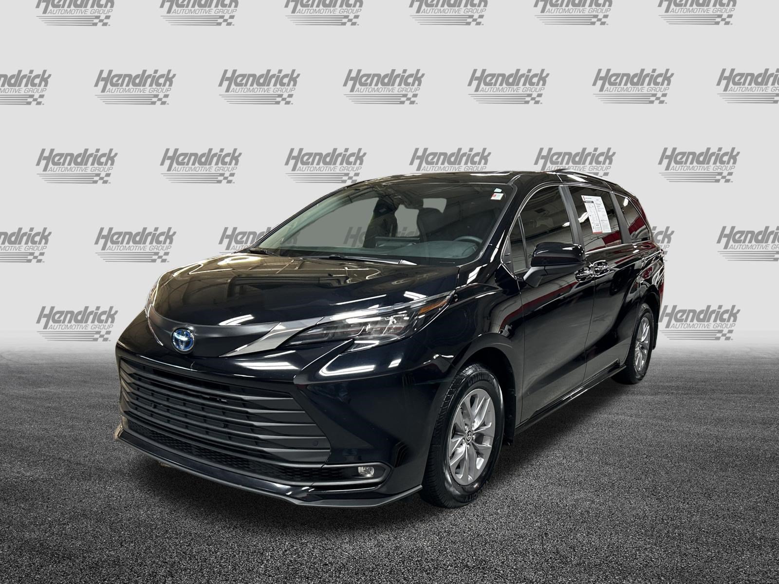 Certified 2025 Toyota Sienna XLE FWD image 5