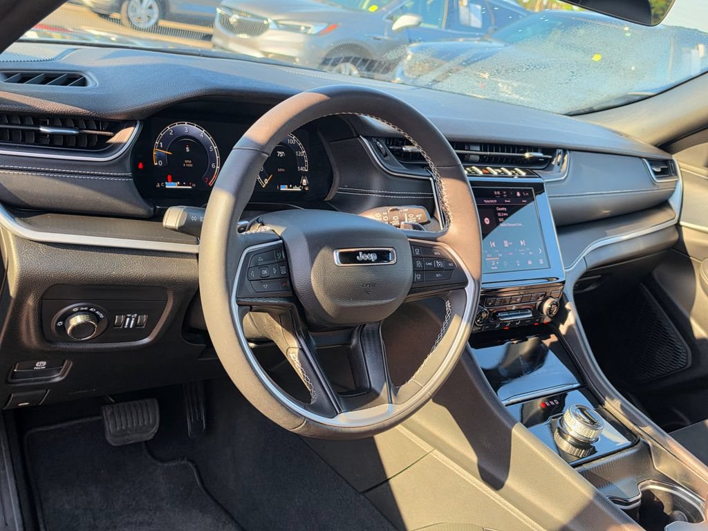 Used 2025 Jeep Grand Cherokee Altitude AWD/4WD image 10