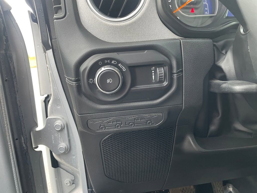 Used 2024 Jeep Wrangler Sahara image 39