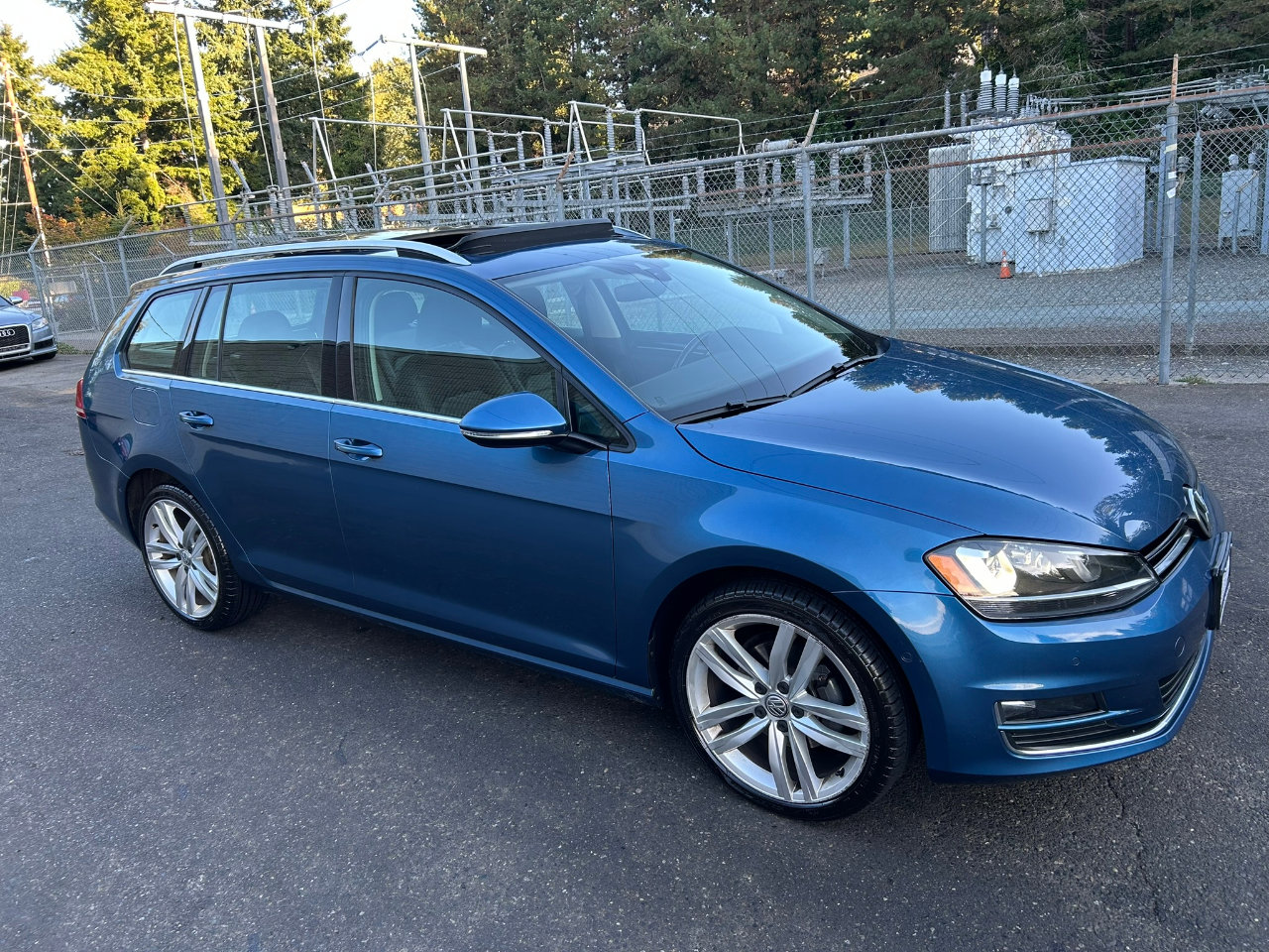 Used 2017 Volkswagen Golf SEL image 3