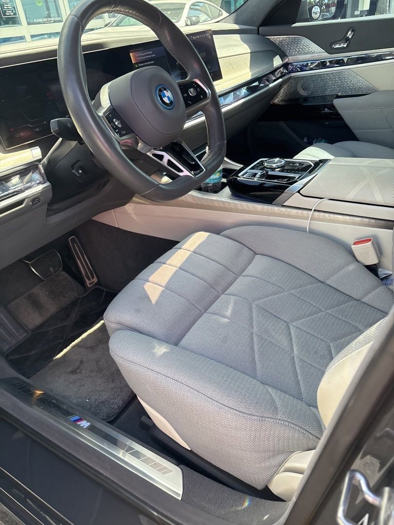 Used 2023 BMW i7 xDrive60 AWD/4WD image 1